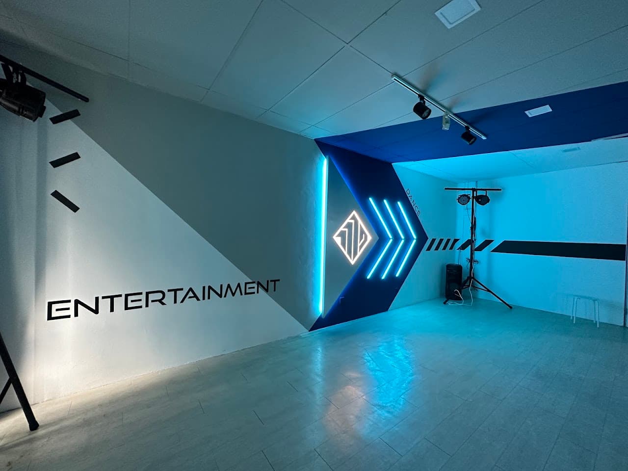 1119 Entertainment team building