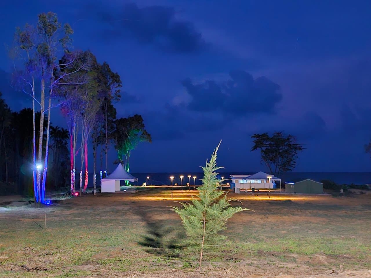 Camping Berdaun Beach team building